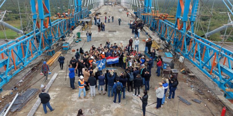 Iquique presente en “Beso del Puente” que consolida corredor bioceánico de Capricornio