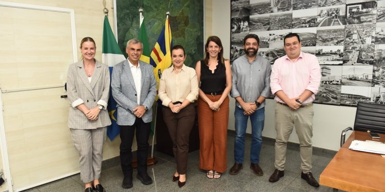 Iquique y Campo Grande proyectan fomentar intercambio turístico que impulse conexión aérea directa