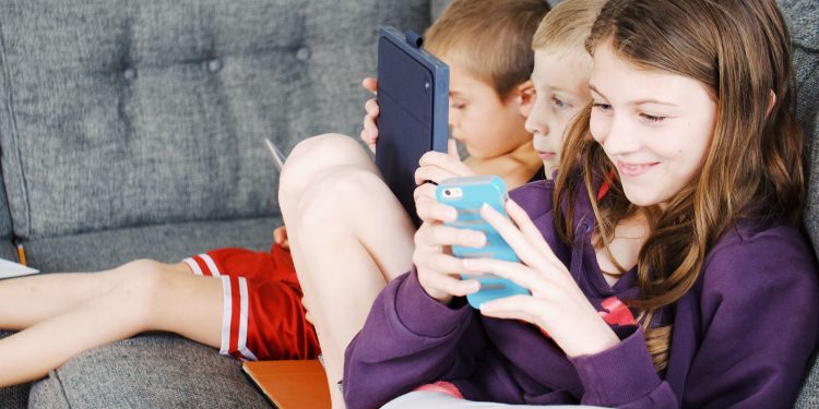 Francia pone límites a las redes sociales para menores de 15 años: ¿Puede Chile seguir el mismo camino?