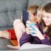 Francia pone límites a las redes sociales para menores de 15 años: ¿Puede Chile seguir el mismo camino?