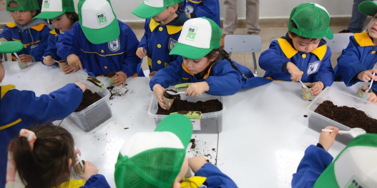 Con “aplastatón” de envases: Autoridades dan el vamos nacional al programa “Interescolar del Reciclaje”