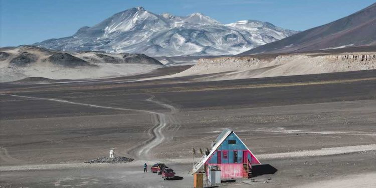 Proyecto “Los 16 de Chile” realiza visita al volcán Ojos del Salado para iniciar diseño de nuevo refugio de montaña con identidad local