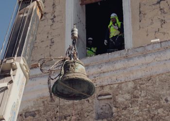 Retiran campana del Santuario de San Lorenzo de Tarapacá en histórico hito para resguardar el patrimonio regional