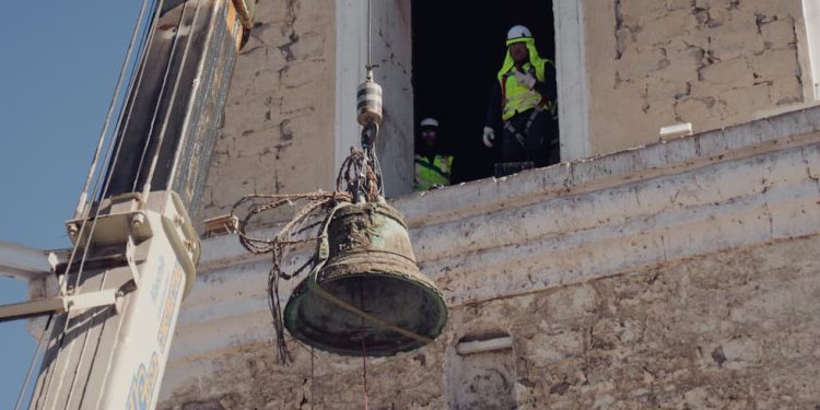 Retiran campana del Santuario de San Lorenzo de Tarapacá en histórico hito para resguardar el patrimonio regional