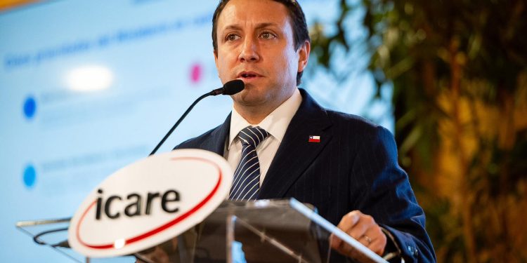 Subsecretario del Trabajo presenta en ICARE la estrategia de reactivación del empleo formal en Chile