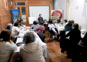 Taller de composición artística fortalece proyecto FONDART de iniciación al Bordado Crewel en la Casa Municipal de la Cultura