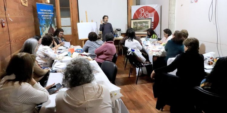 Taller de composición artística fortalece proyecto FONDART de iniciación al Bordado Crewel en la Casa Municipal de la Cultura