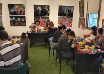 Gran interés despiertan talleres de la muestra «La Tirana: Fe, Devoción y Memoria» en Sala de Arte Casa Collahuasi