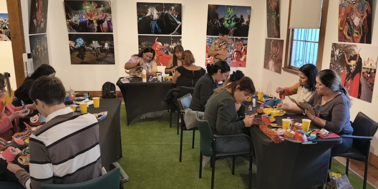 Gran interés despiertan talleres de la muestra «La Tirana: Fe, Devoción y Memoria» en Sala de Arte Casa Collahuasi
