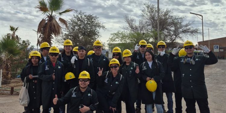Estudiantes de Huara recorren las instalaciones de faena Nueva Victoria