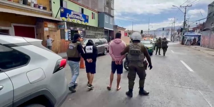 Carabineros recupera en Iquique automóvil robado en Ñuñoa y detiene a banda dedicada al robo de vehículos