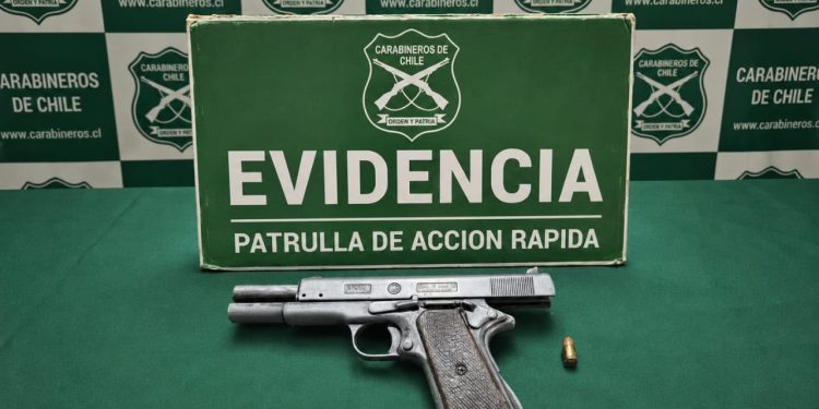 Carabineros detiene a hombre por porte de arma en plaza del sector norte de la comuna
