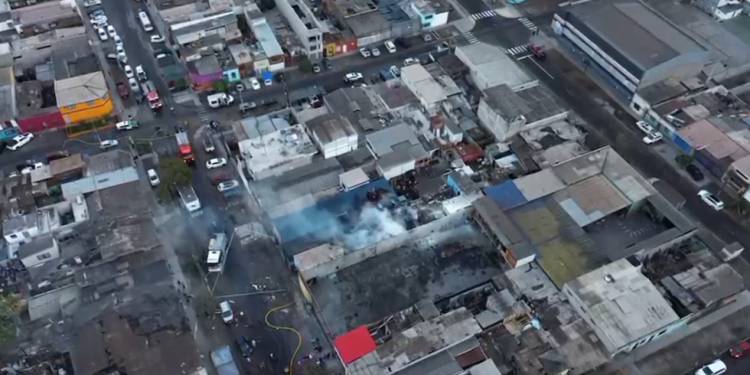 Siniestro en Iquique deja un muerto, un bombero lesionado y 17 damnificados