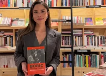 Autora de libro sobre Boric: “Orellana me dijo que pensó renunciar durante 2 meses por manejo de caso Monsalve”