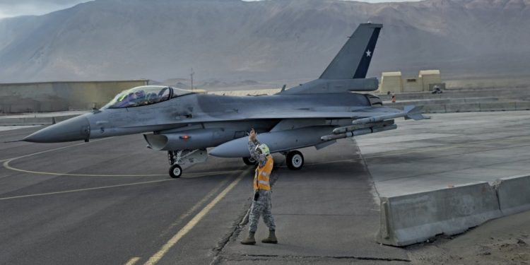 Aviones F-16 Block 50 y F-5 Tigre III forman parte de “Salitre 2026” en los cielos del Norte Grande