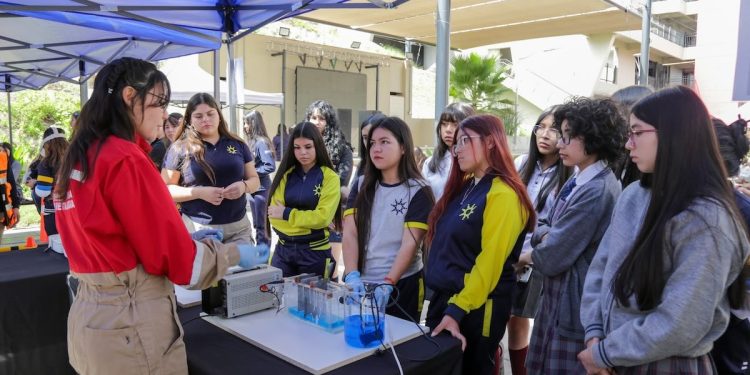 INACAP Sede Iquique y Fundación Piñera Morel impulsan jornada para inspirar a futuras mujeres en el ámbito STEM