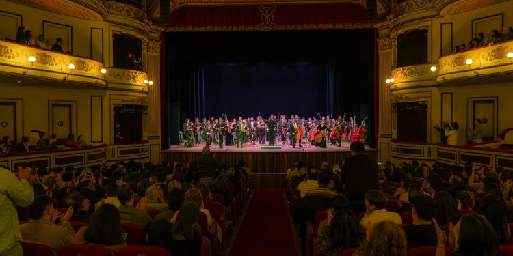 A Teatro lleno la Orquesta Sinfónica de Antofagasta se presentó en el histórico Municipal de Iquique