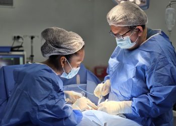 Lomas Bayas y Fundación Manos que Ayudan benefician a 19 familias de Baquedano con cirugías gratuitas