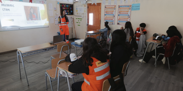 STEMos Inspiradas impulsa el talento femenino y acerca la innovación minera a estudiantes de La Huayca