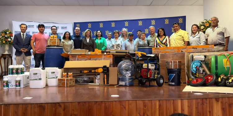INDAP Tarapacá entregó equipamiento a agricultores para prevenir la mosca de la fruta en Pica
