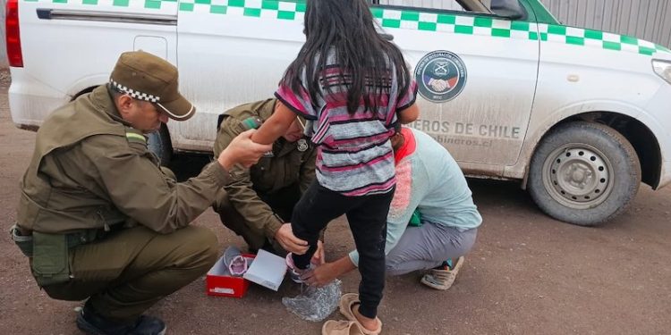 Carabineros de Alto Hospicio apoyan a familias afectadas por sistema frontal