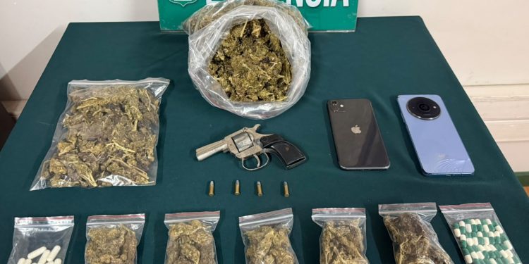 Carabineros detiene a dos personas por tráfico de drogas e infracción a la Ley de Armas en Alto Hospicio