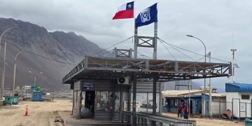 Funcionarios iquiqueños de Aduana izan bandera y reinician los controles