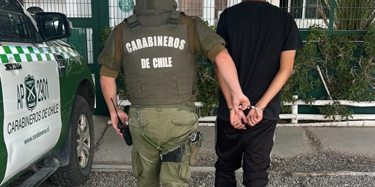 Detenido por porte de arma blanca, bastón retráctil y drogas en La Tirana
