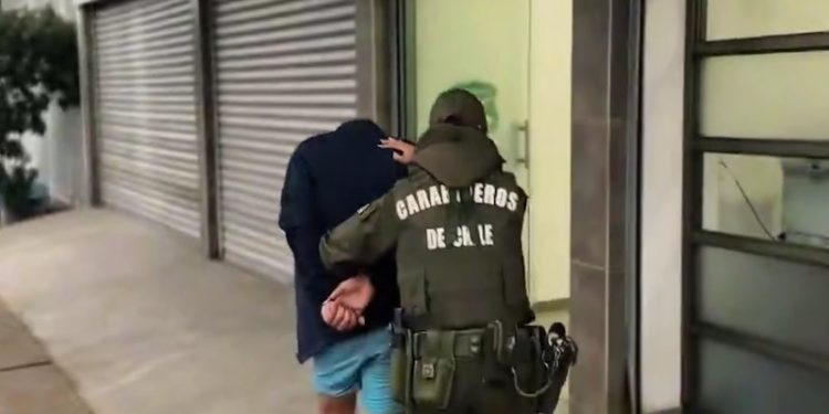 Carabineros recupera vehículo robado y detiene a dos personas en Alto Hospicio