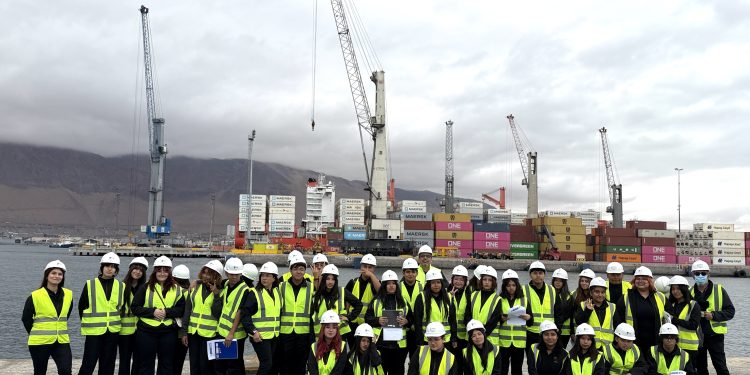 “Vive tu Puerto” acerca la actividad logística y el comercio exterior a estudiantes de Alto Hospicio