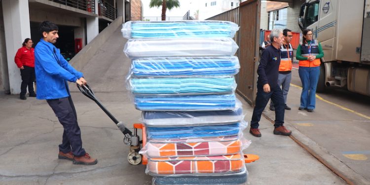 Entregan 200 colchones a municipio de Iquique a través de coordinación de SENAPRED