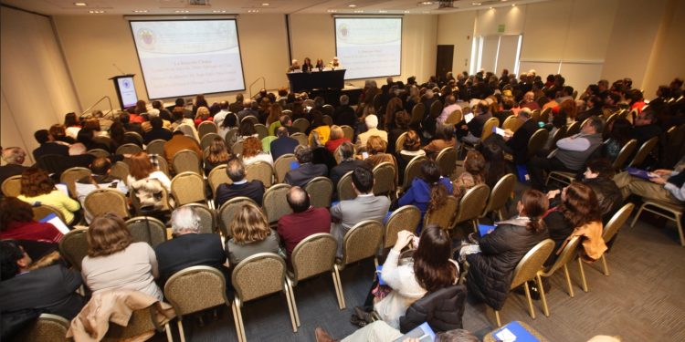 Formación de médicos, déficit de especialistas y humanismo médico marcarán II Seminario de Educación Médica