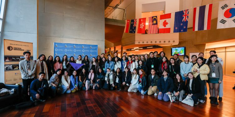 Estudiantes de la Cuenca del Pacífico debaten soluciones climáticas con enfoque interdisciplinario y comunitario