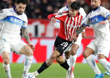 Universidad Católica se trajo un empate clave de La Plata por la Copa Libertadores