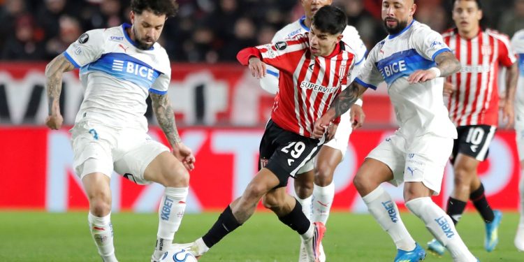 Universidad Católica se trajo un empate clave de La Plata por la Copa Libertadores