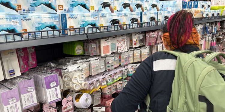 Salud de Tarapacá fiscaliza mall chino tras denuncia por quemadura asociada a producto para uñas