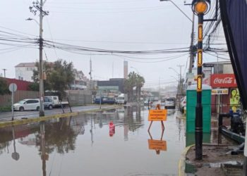 Ante emergencia climática: Aguas del Altiplano llamó a la comunidad a no abrir las tapas del alcantarillado