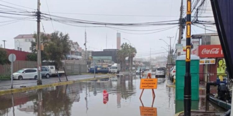 Ante emergencia climática: Aguas del Altiplano llamó a la comunidad a no abrir las tapas del alcantarillado