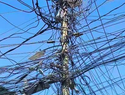 Cables sobre la ciudad: ¿Qué riesgos generan y por qué cuesta tanto retirarlos?