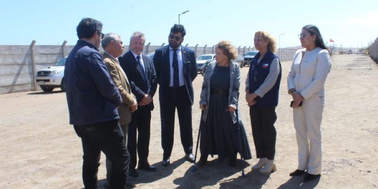 Ministra Parot entrega terrenos al SERVIU para construir 600 viviendas y anuncia uso de terreno fiscal para aparcadero en Alto Hospicio
