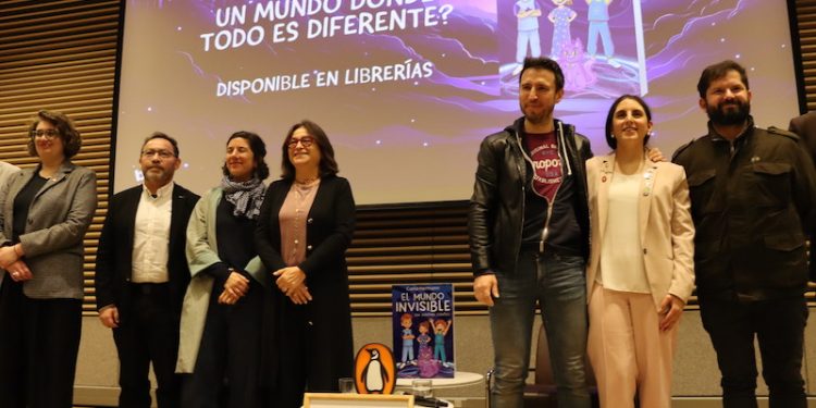 Académica Carla Hermann presentó libro infantil de física cuántica