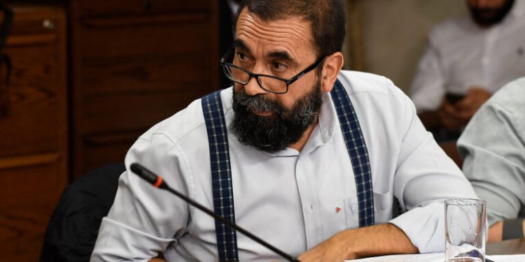Reportan como «inubicable» a exdiputado Gutiérrez en investigación por irregularidades en Junaeb / Esta tarde se presentó en la PDI