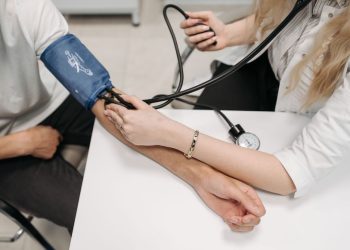 Cada minuto cuenta: Las señales de un infarto que no siempre son evidentes