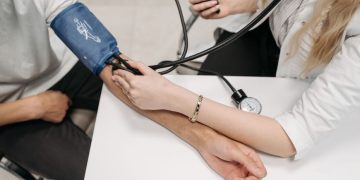 Cada minuto cuenta: Las señales de un infarto que no siempre son evidentes