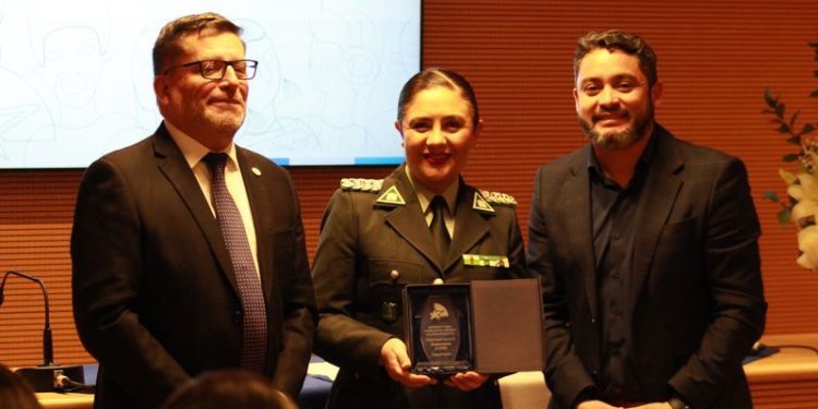 Defensoría Regional reconoce a Gendarmería por pionera radioemisora operada por internas en el CCP de Iquique