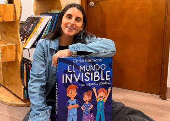 Académica U. de Chile Carla Hermann lanza libro que acerca la física cuántica a niños y niñas