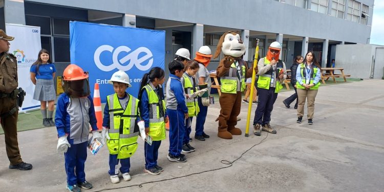 Más de 500 alumnos aprenden con CGE medidas de seguridad para elevar volantines                                          