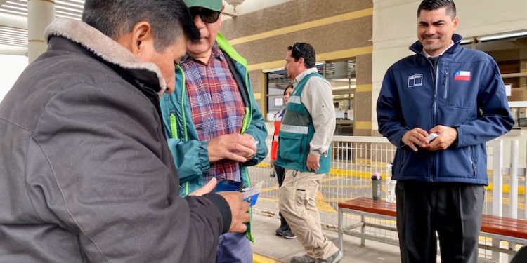 En Chacalluta SAG refuerza llamado a viajeros a no ingresar a Chile con productos de riesgo