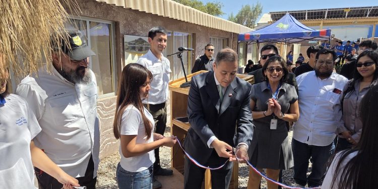 Estudiantes del Liceo de Pozo Almonte construyen una vermicompostera escolar