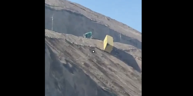 Se cierra la ruta A-16 por caída de contenedor / Pudo ser una tragedia
